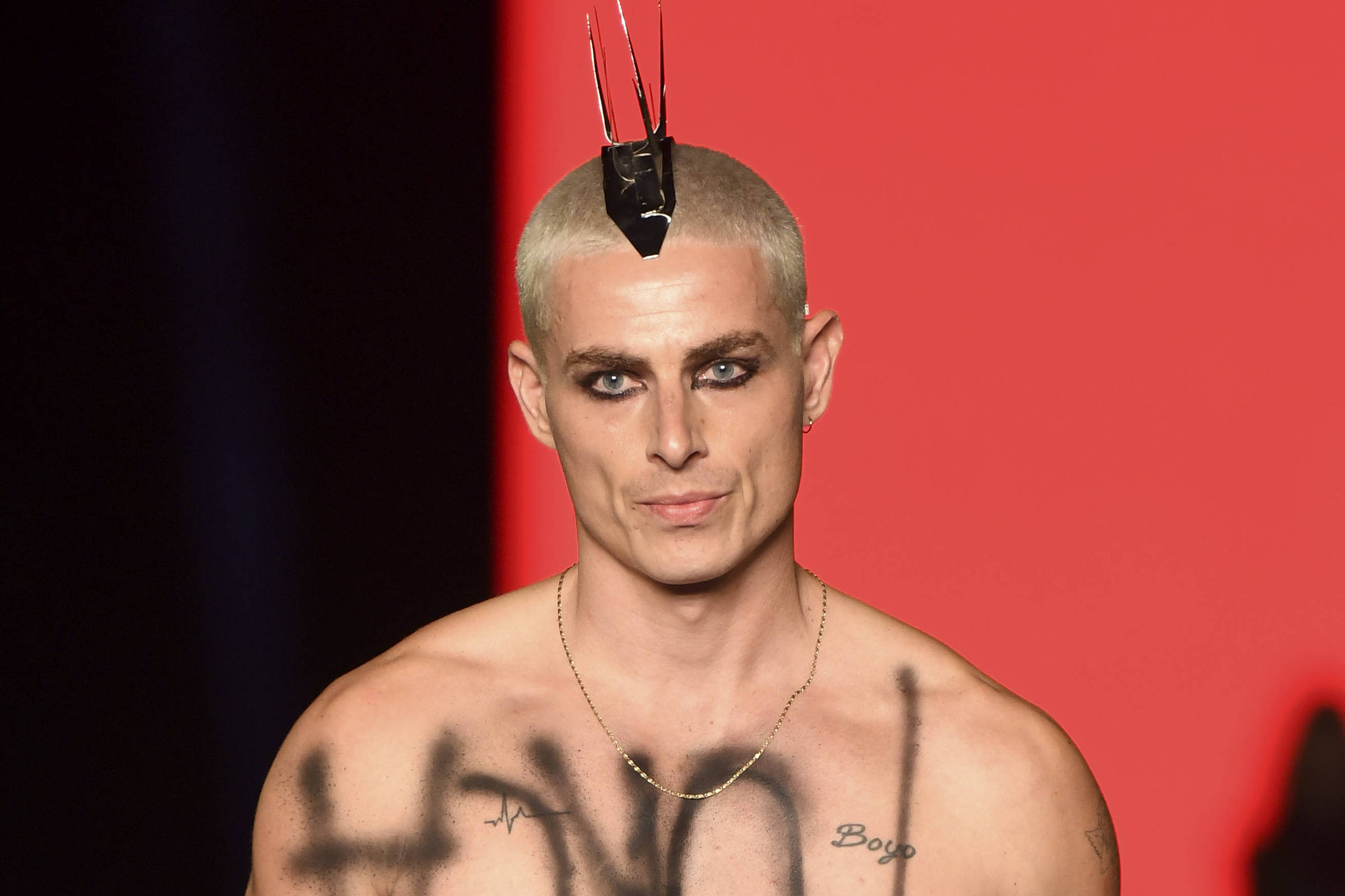 SPFW tem Herchcovitch romântico e Forca com roupas punk