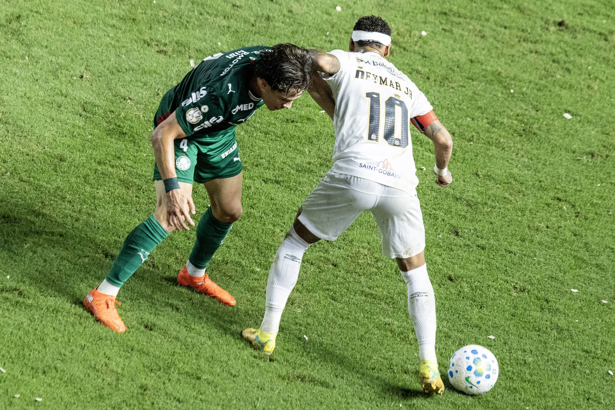 Santos deve trocar gramado da Vila após pressão de Neymar