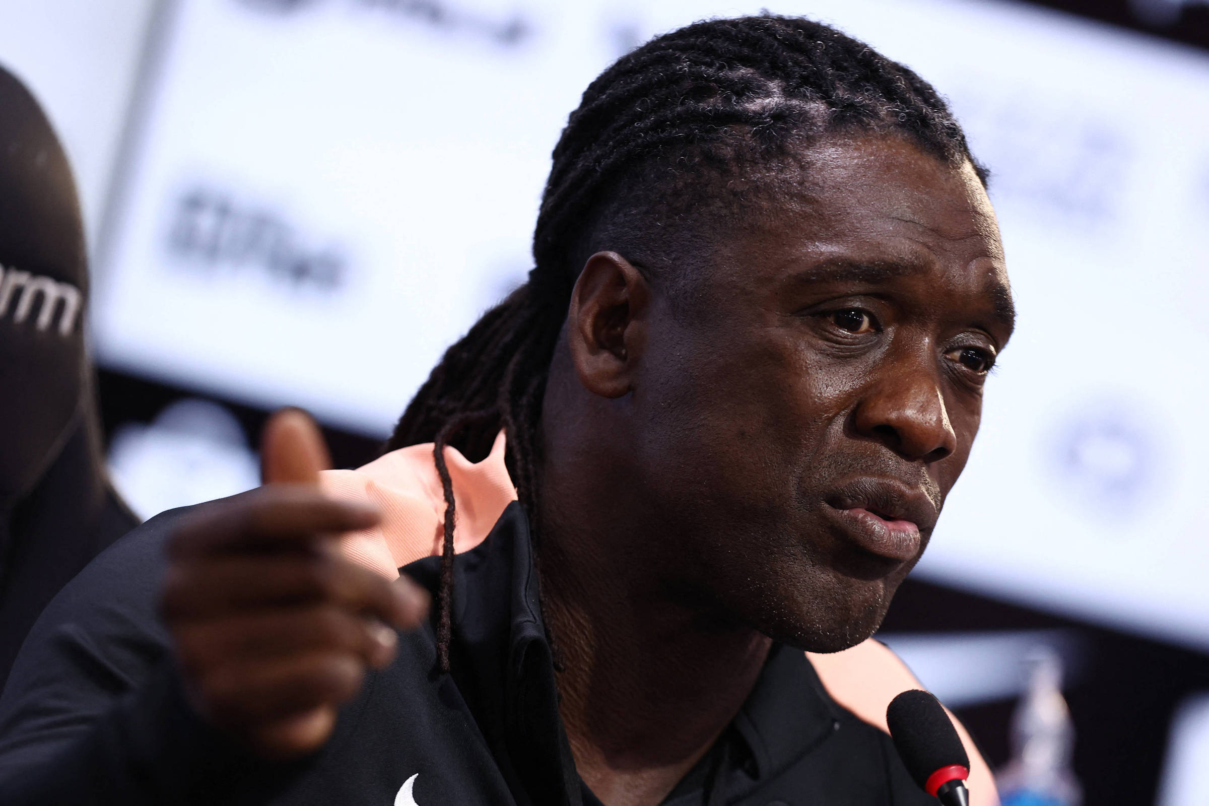 Seedorf foge de pergunta sobre futebol brasileiro 14/10/2026