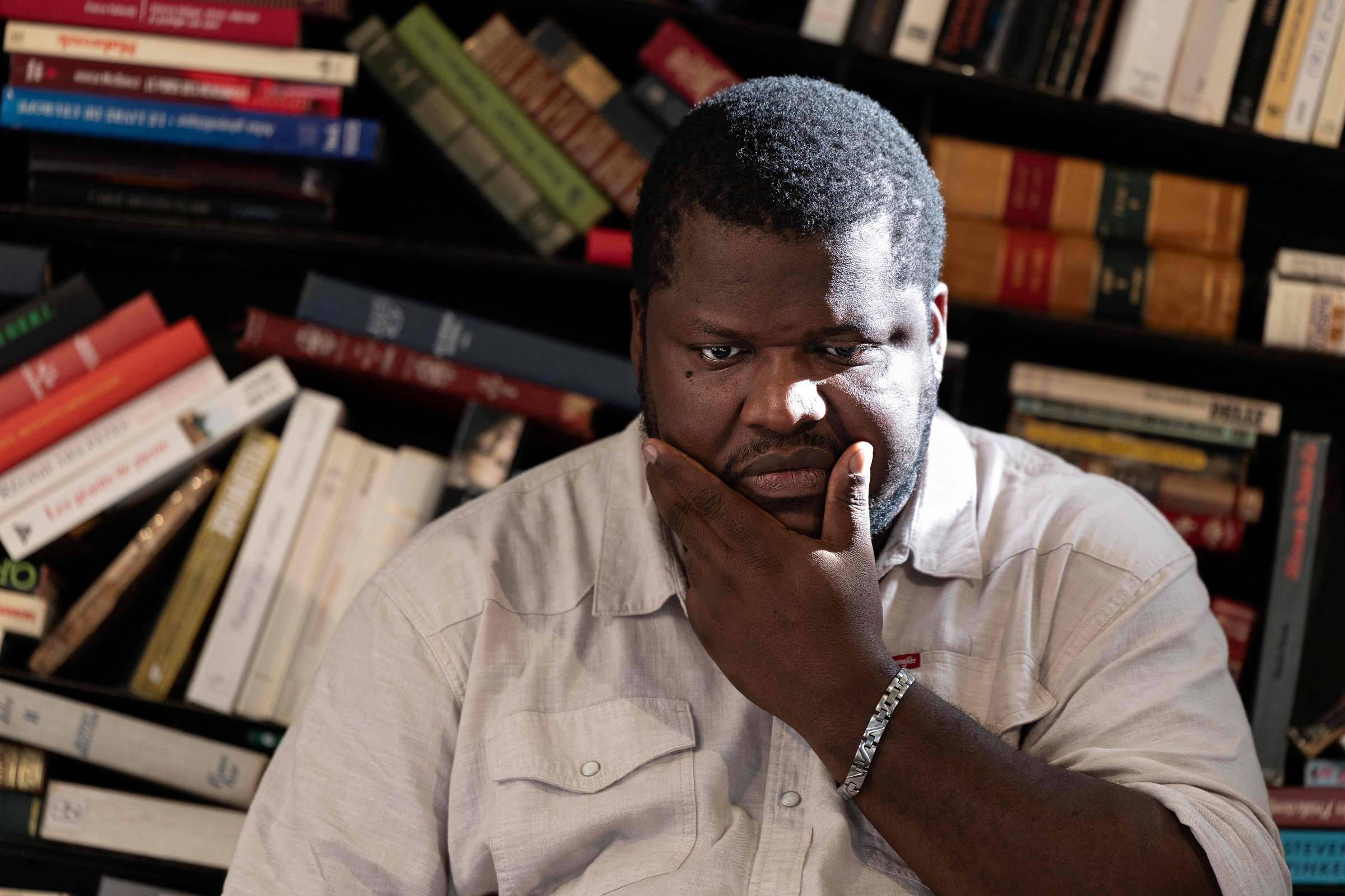 Thélyson Orélien: Editora rompe com escritor por uso de IA